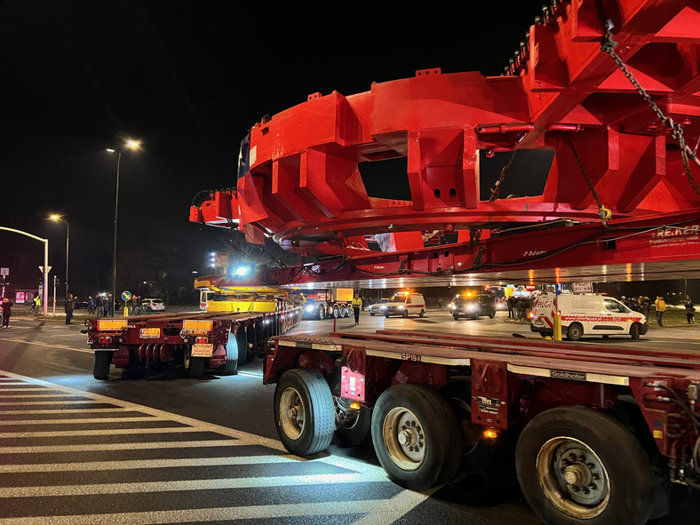 Transport gigantycznej maszyny TBM w Warszawie