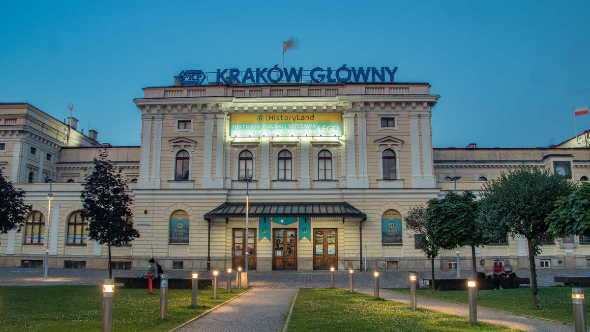 Wiele osób wybiera podróż do Krakowa pociągiem. Może to być także tylko jeden z etapów podróży poza granice kraju czy choćby do Zakopanego. Co warto wiedzieć o Dworcu Głównym w Krakowie?
