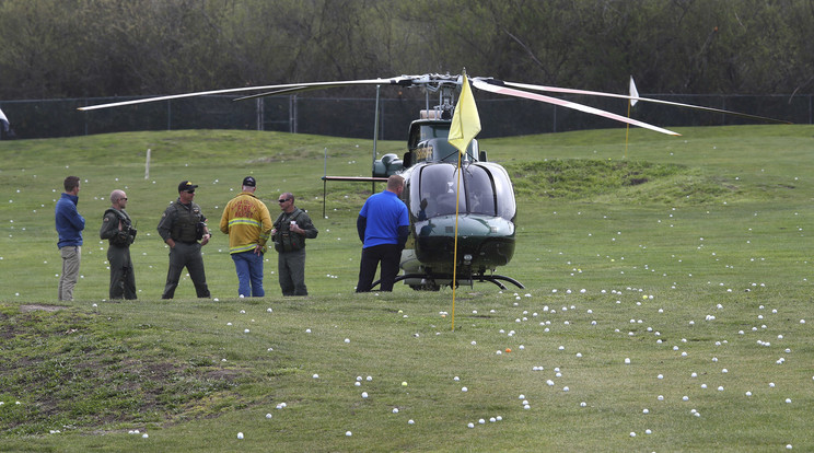 A sheriff hivatalának helikoptere a golfpályán szállt le / Fotó: MTI
