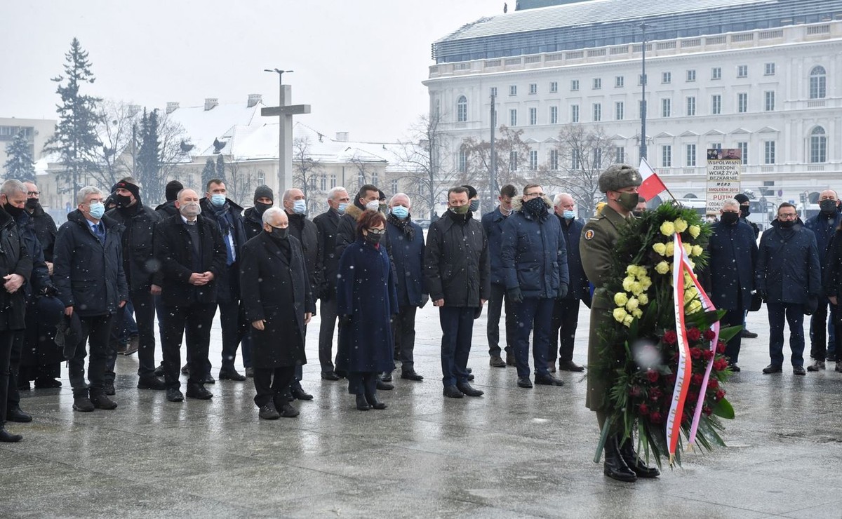 Politycy PiS przed pomnikiem Ofiar Tragedii Smoleńskiej 2010 r.