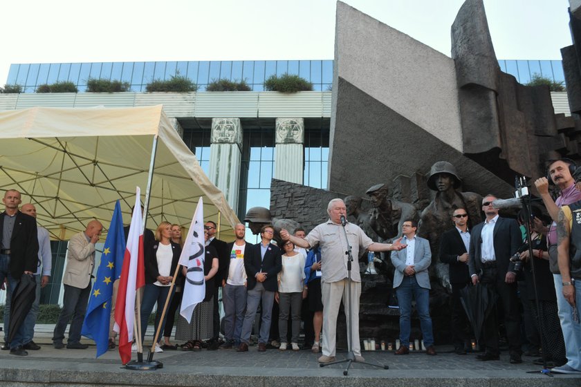 Protesty przed Sądem Najwyższym. Pojawił się Lech Wałęsa