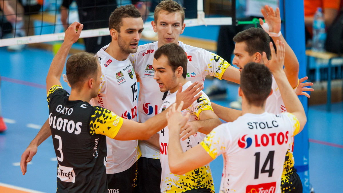 W piątek Lotos Trefl Gdańsk zagra z Asseco Resovią Rzeszów w drugim meczu finału PlusLigi. Dla żółto-czarnych będzie to pierwsze spotkanie po wywalczeniu Pucharu Polski, a tego żaden z triumfatorów nie przegrał od 2004 roku - czytamy na oficjalnej stronie internetowej ekipy z Trójmiasta.