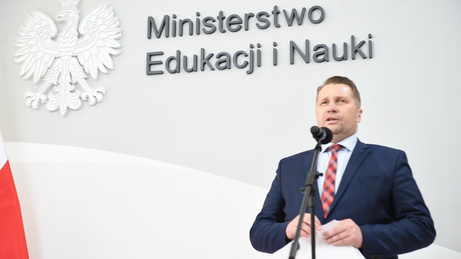 Minister Przemysław Czarnek podpisał rozporządzenie o nowym kanonie lektur szkolnych. Niektóre pozycje usunięto, a w zamian dodano nowe publikacje