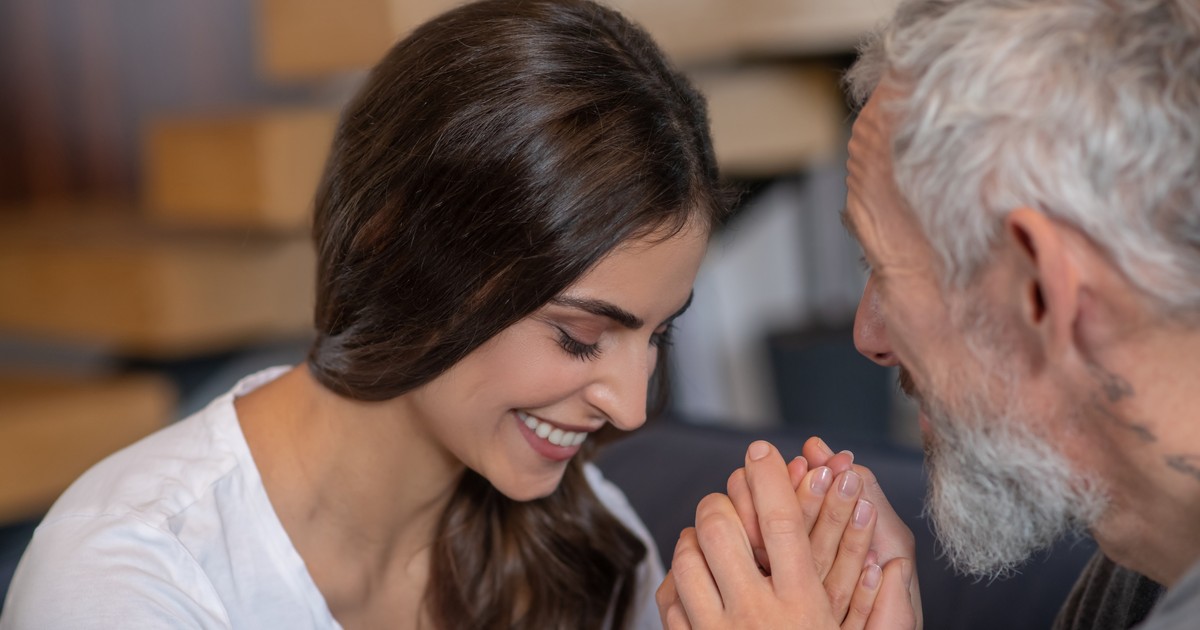Sandra nienawidzi tych spojrzeń. "Widzą »młodą zdobycz« starszego o 26 lat męża"