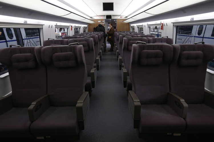 Montownia Tangshan Railway Vehicle. Przedział pasażerski w gotowym pociągu. <br><br> fot. EPA / ROLEX DELA PENA DOSTAWCA: PAP / EPA.