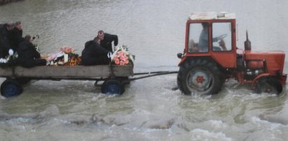 Zbudujcie most! Wozimy zmarłych furmanką przez rzekę