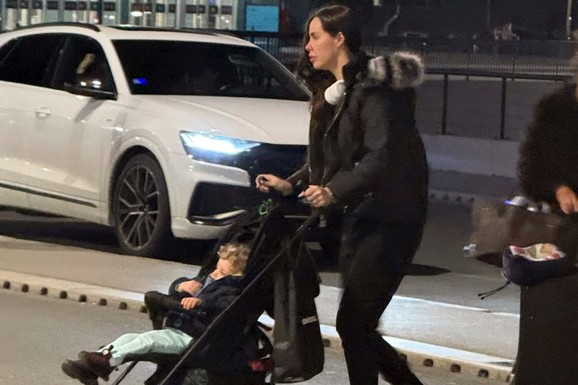 (PAPARACO) BOGDANA RAŽNATOVIĆ SA DECOM OTIŠLA KOD VELJKA Uslikali smo ih na aerodromu pred let za Moskvu: Evo ko im pravi društvo