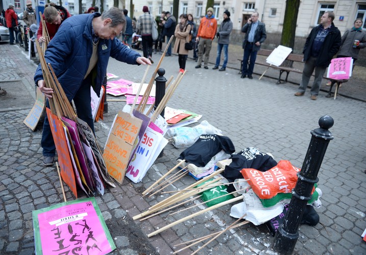 MANIFA W WARSZAWIE pod hasłem 'Wszystkie jesteśmy u siebie'