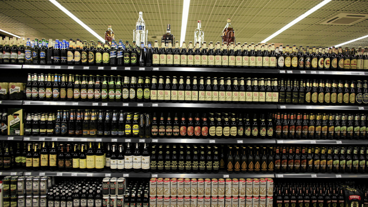 Eksperci z Małopolskiego Centrum Profilaktyki sprawdzili, czy w sklepach na terenie gminy Nowy Targ sprzedawcy pytają o wiek młode osoby, które chcą kupić alkohol.