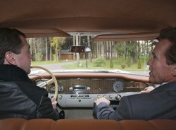 Schwarzenegger demonstruje Miedwiediewowi ćwiczenia