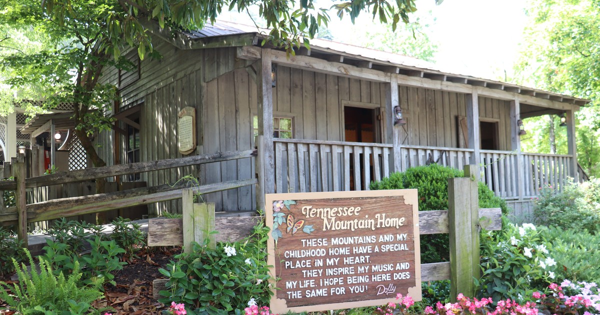 Take a look inside Dolly Parton's childhood home, a two-room log cabin ...