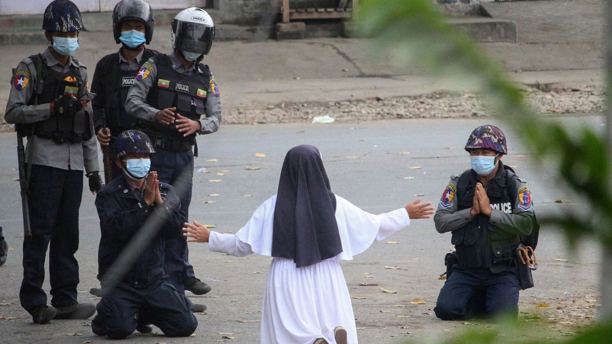 Birma: Cały czas trwają protesty. Zakonnica błaga policjantów o litość