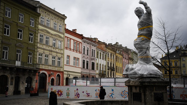 Mieszkańcy Lwowa przygotowują zabytki na najgorsze