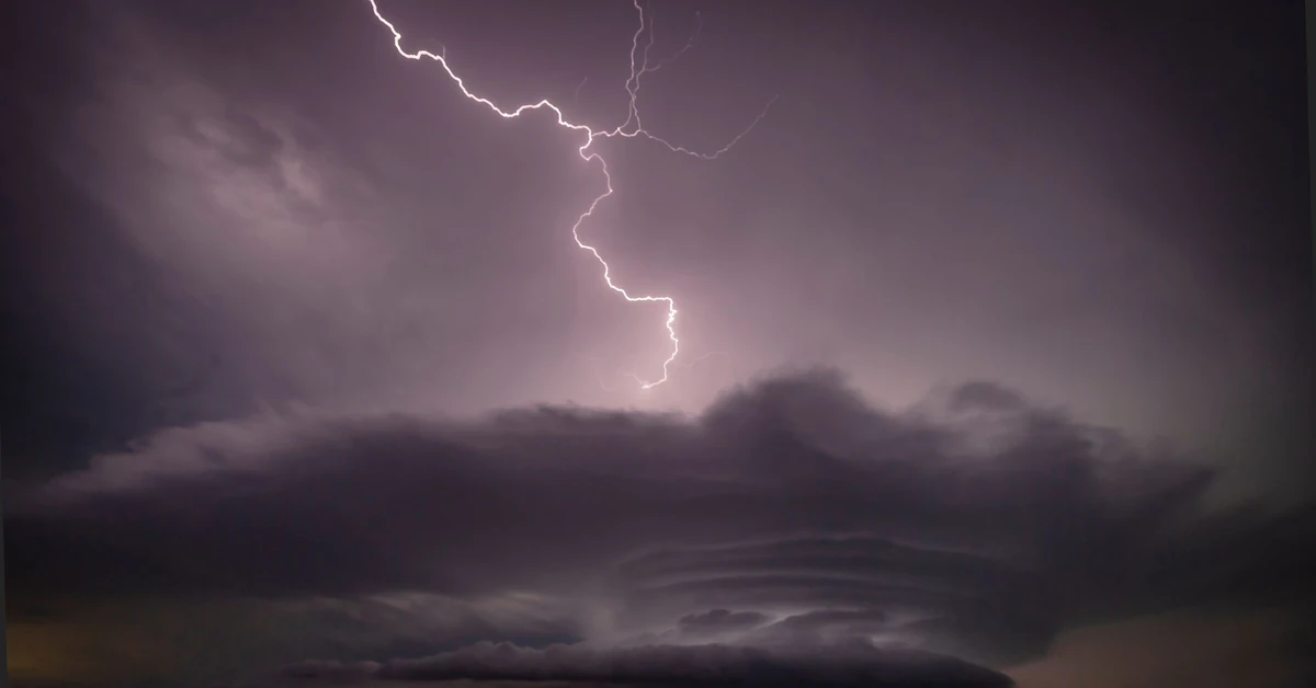 Szkody po burzy. Jak dostać odszkodowanie? Komu przysługuje?