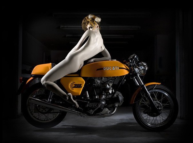 Naga kobieta i Ducati. Autorką zdjęć jest młoda artystka fotografii, Elizabeth Raab - jej specjalnością są kreatywne portrety. Ze zdjęć wykonanych jej ręką biją silne emocje. Fotografie, które możecie obejrzeć w naszej galerii można kupić w większych rozmiarach na stronie Ducati Art.