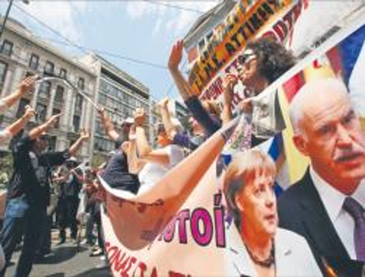 Nie jestem wcale przekonany, że obecny kryzys zakończy się w Europie bez eksplozji przemocy. Ostre napięcia, np. na linii biedna Grecja – bogate Niemcy, są nieuniknione – uważa Ulrich Beck Fot. Reuters/Forum