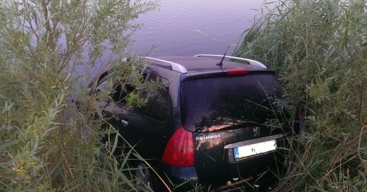 Samochód wjechał do jeziora w Owińskach