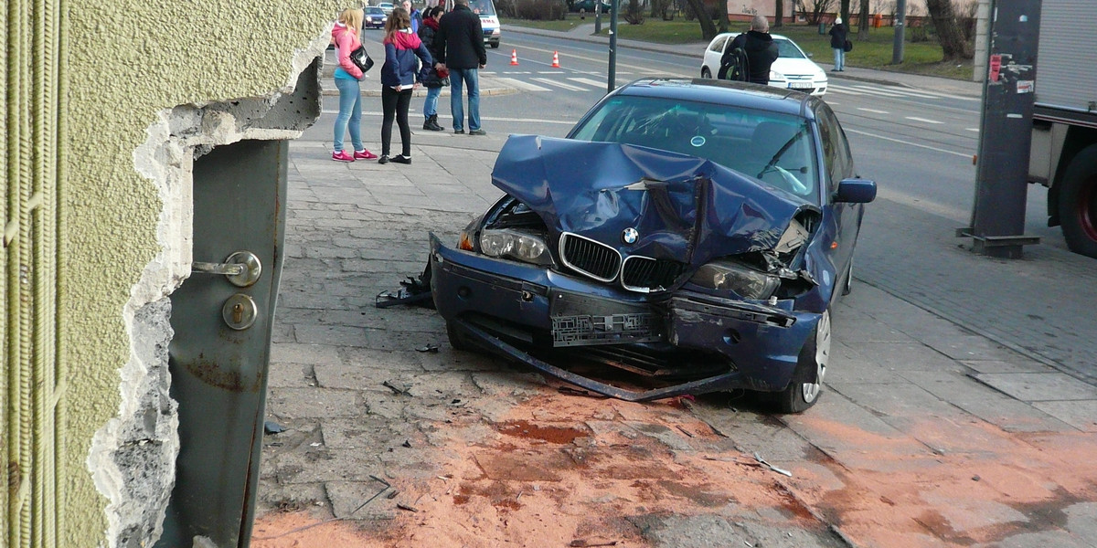 Kierowca BMW wjechał w sklep.