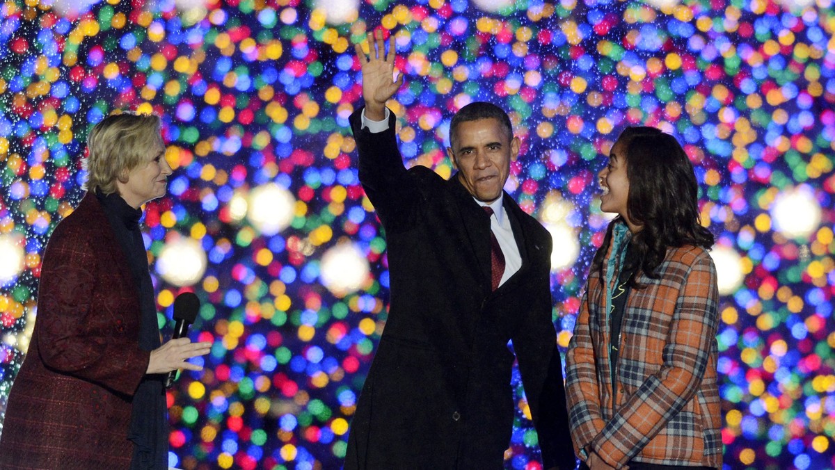 Prezydent USA Barack Obama uroczyście zapalił w piątek lampki na świątecznym drzewku w parku w pobliżu Białego Domu. Z powodu deszczu i przenikliwego zimna skrócono tradycyjne odliczanie przed rozświetleniem tzw. Narodowej Choinki.