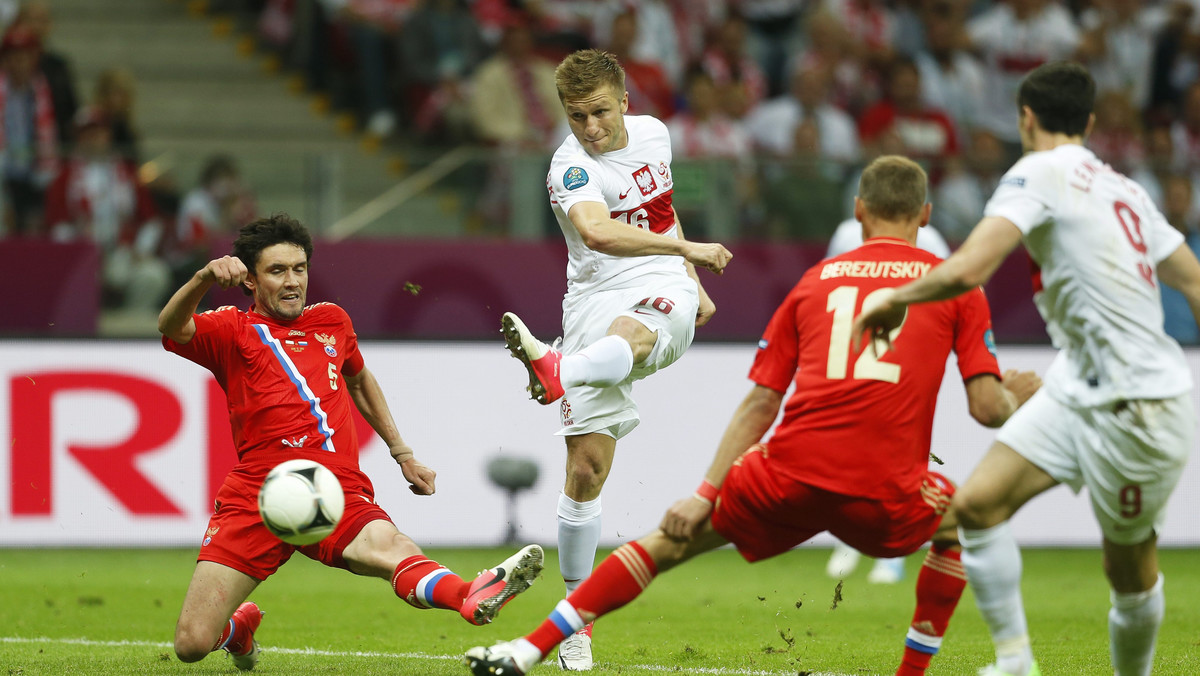 UEFA wszczęła procedurę dyscyplinarną przeciwko federacjom piłkarskim Polski (PZPN) i Rosji (RFS) w związku z nagannym zachowaniem kibiców podczas meczu mistrzostw Europy między reprezentacjami tych krajów we wtorek w Warszawie.
