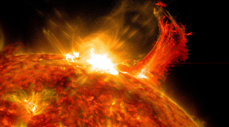 A NASA Napdinamikai Obszervatóriuma 2014. október 2-án rögzítette ezt a képet egy napkitörésről. A napkitörés maga a felül látható fényes villanás, tőle jobbra pedig a Nap anyagának az űrbe való kilökődése figyelhető meg. Ha ez az anyag eléri a Földet, olyan elekromágneses hatásokat indukál, ami komoly károkat okozhat bármiben, ami képes az áramot vezetni. / Fotó: NASA/SDO