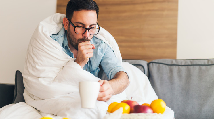 A kínzó száraz köhögésen úgy lehetünk a leggyorsabban túl, ha sok folyadékot fogyasztunk / Fotó: Shutterstock