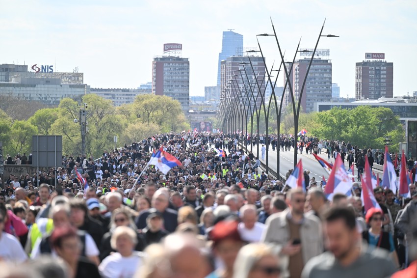 Građani prelaze Brankov most