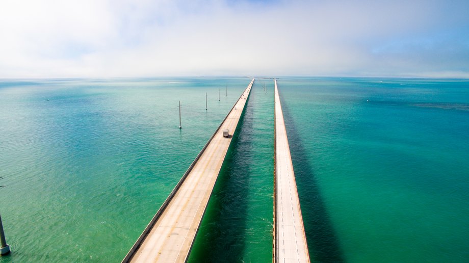 Autostrada Overseas Highway łączy Florydę z jej małymi wysepkami Florida Keys. Archipelag ten obejmuje około 1700 wysp i wysepek koralowych, tworzących łańcuch o długości 240 km, który wieńczą niezamieszkane wyspy Dry Tortugas. Autostrada to prawdziwy krajobrazowy rarytas.