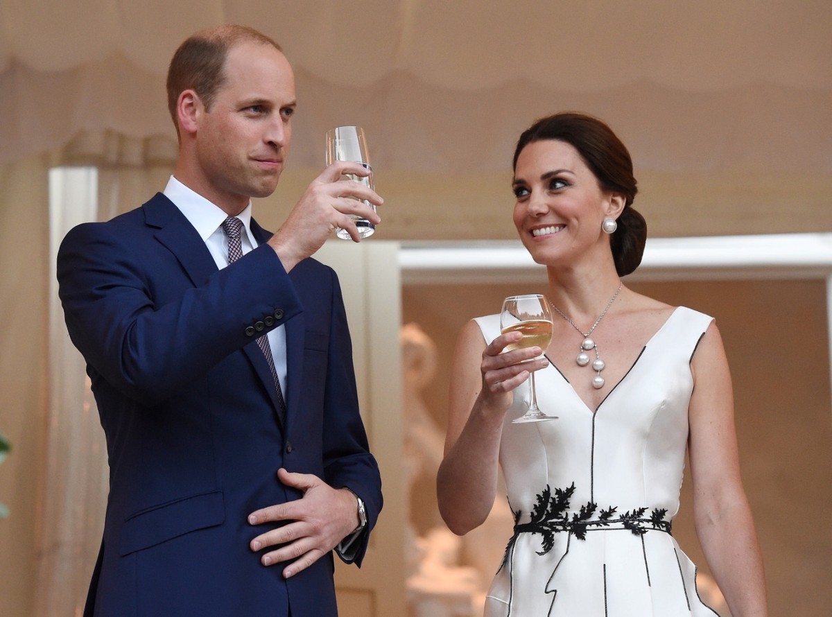 Księżna Catherine i książę William podczas przyjęcia wydanego przez ambasadę brytyjską, z okazji urodzin królowej Elżbiety II