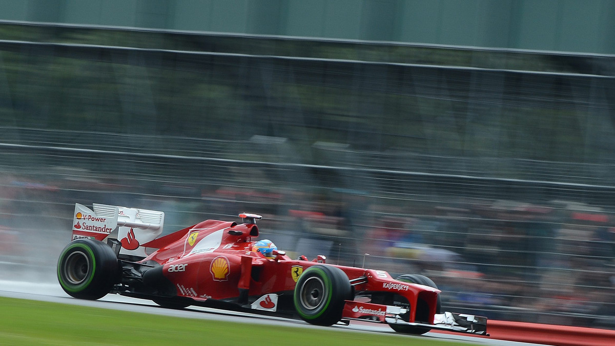 Fernando Alonso (Ferrari) wygrał kwalifikacje przed wyścigiem o GP Wielkiej Brytanii. Hiszpan najlepiej poradził sobie na mokrym torze Silverstone (Fot. PAP/EPA).