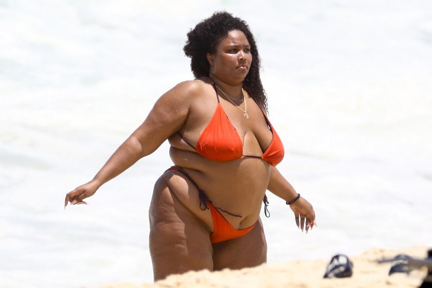 Lizzo w bikini na brazylijskiej plaży