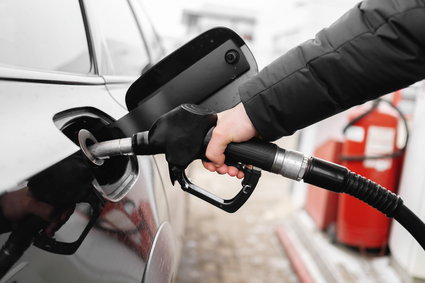 Ceny paliwa spadną po obniżce VAT. Są wyliczenia ekspertów