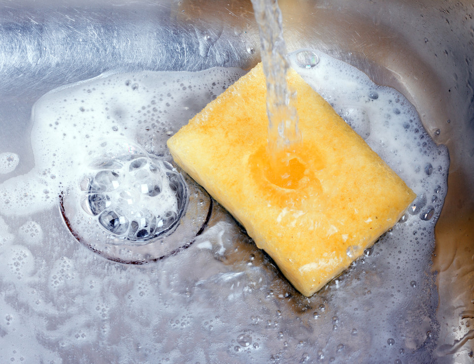 Kuchenne sprzęty, na których jest najwięcej bakterii: gąbki do mycia naczyń