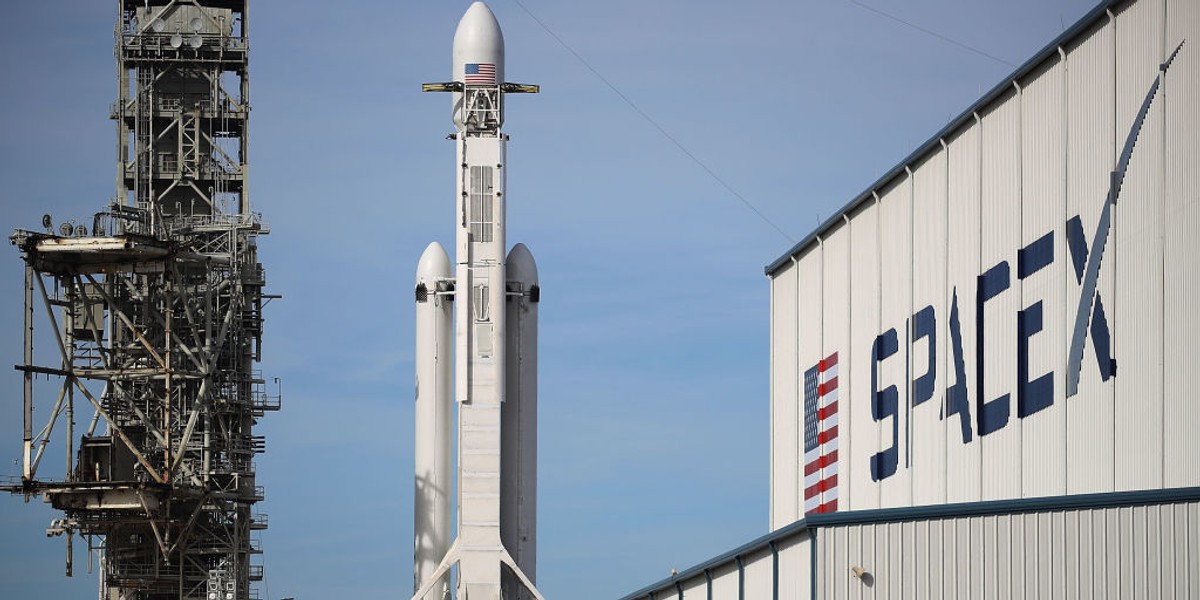 Przyzwyczailiśmy się już do tego, że rakiety SpaceX bez żadnych problemów wynoszą satelity na orbitę. Czy dołączy do nich Falcon Heavy?