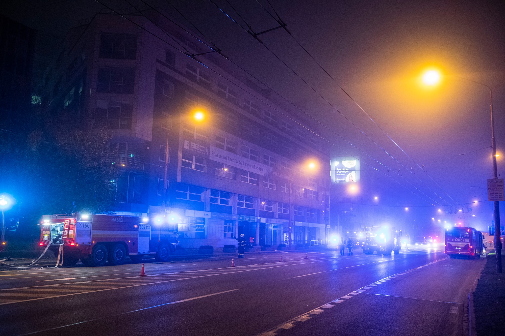Na Prievozskej ulici v Bratislave vystreľujú kanalizačné poklopy.