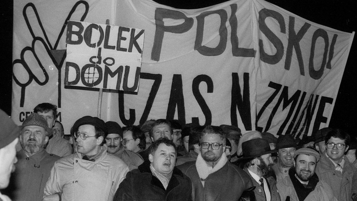 Jan Parys, Jarosław Kaczyński i Adam Glapiński na demonstracji Porozumienia Centrum żądającej 29 stycznia 1993 r. rezygnacji prezydenta Lecha Wałęsy. 