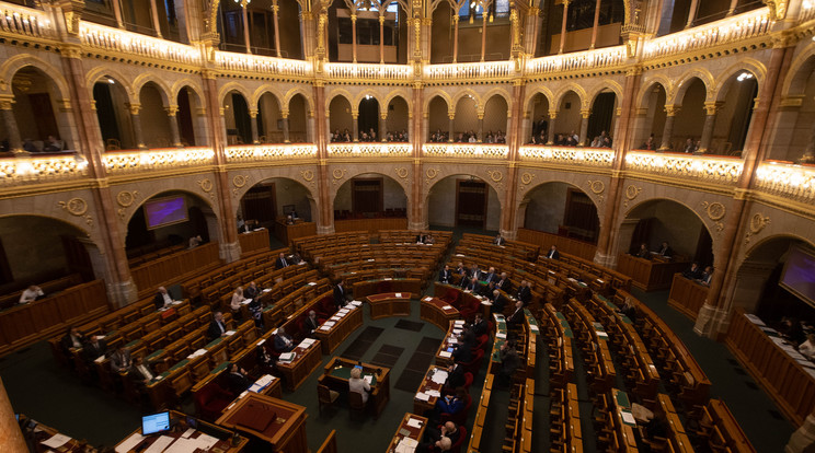 Novemberig meghosszabbíthatják a vészhelyzetet a mai Országgyűlésen / Illusztráció: Zsolnai Péter