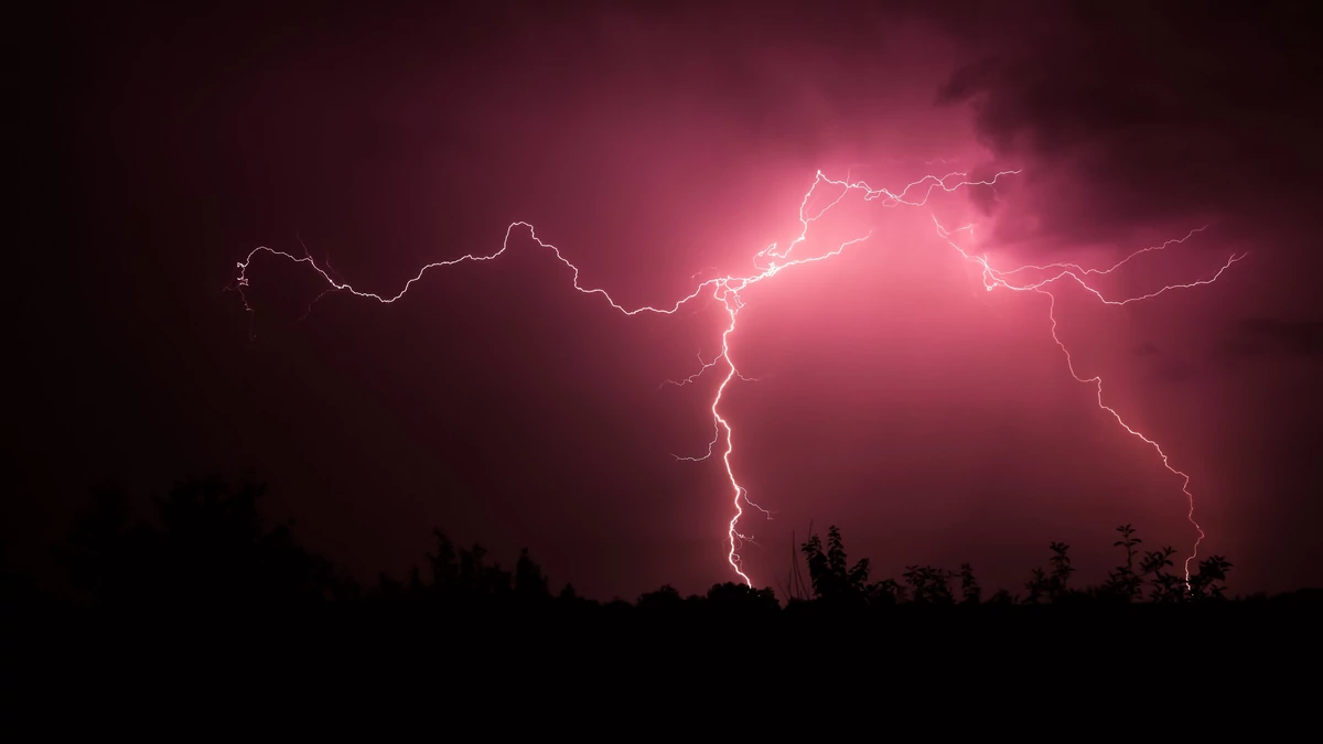 IMGW ostrzega: Zmienna pogoda na majowy weekend. Będą burze i spadki temperatur