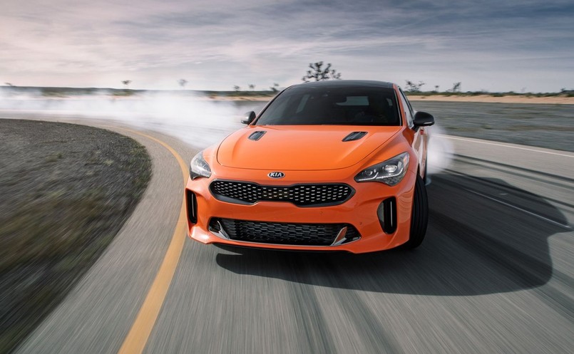 Kia Stinger GTS. Z zewnątrz cechami szczególnymi nowej wersji są m.in. pomarańczowy kolor nadwozia oraz elementy wykonane z włókna węglowego