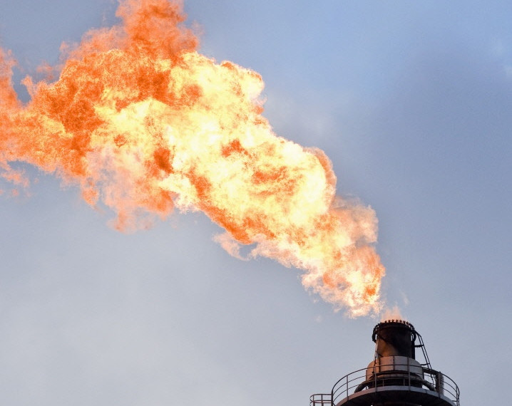Płomień z komina rafinerii, fot. John Guillemin/Bloomberg