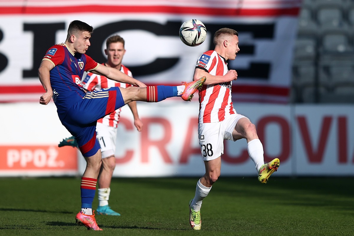 Piłkarz Cracovii Jakub Myszor (P) i Arkadiusz Pyrka (L) z Piasta Gliwice podczas meczu Ekstraklasy