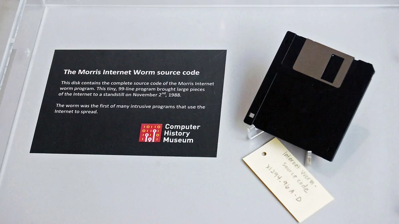 Dyskietka, na której zapisany jest kod źródłowy Robaka Morrisa. Można ją oglądać w Muzeum Historii Komputerów w Mountain View