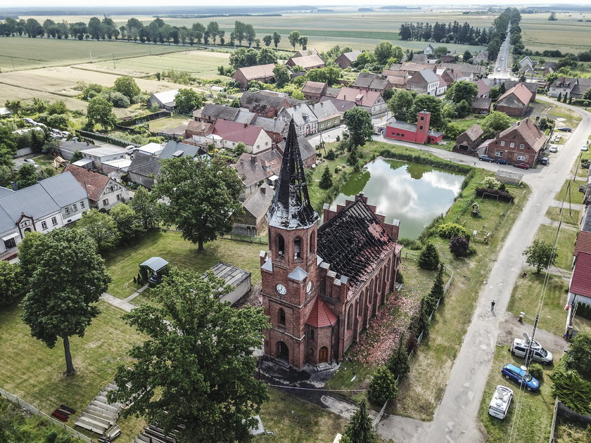 To oni ratowali płonący kościół