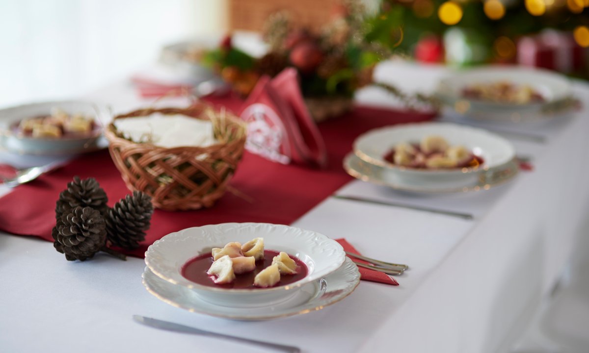 Wigilia 2025 dniem wolnym od pracy. Kto skorzysta, a kto będzie musiał pracować?