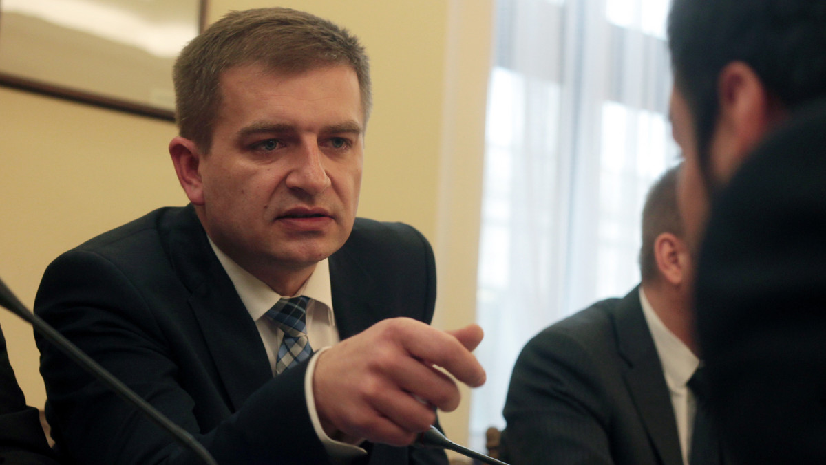 Minister zdrowia Bartosz Arłukowicz powiedział podczas dzisiejszego posiedzenia sejmowej komisji, że jego resort będzie zdeterminowany we wprowadzaniu w życie ustawy refundacyjnej. Zaznaczył jednak, że pacjenci nie powinni czuć się zagrożeni.