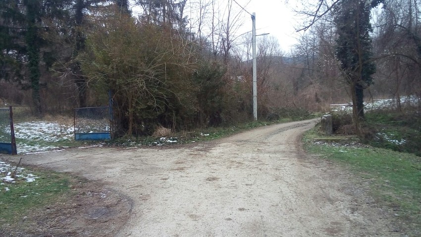 Telo devojke pronađeno kod manastira