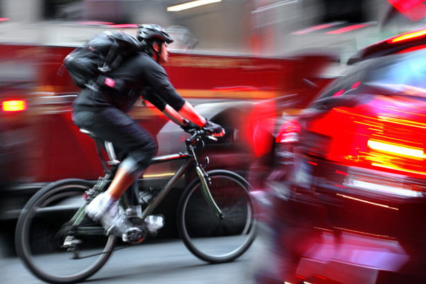 Systemy z końcówką „sharing” w nazwie, takie jak bike-sharing czy car-sharing zdobywają coraz więcej zwolenników, którzy są w stanie pozostawić własny samochód pod domem, na rzecz wygody, szybszego dotarcia do celu, a także oszczędności