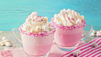 Różowe latte - ten napój nie tylko pięknie wygląda na Instagramie, ale też jest bardzo zdrowy
