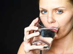 2 litry wody dziennie wystarczą? Nowe wyniki badań mówią coś innego