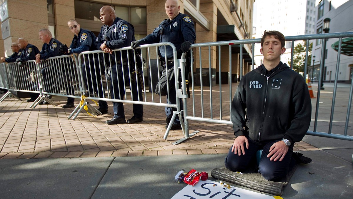 Amerykańska policja użyła we wtorek w nocy czasu kalifornijskiego gazu łzawiącego i granatów hukowych, żeby rozpędzić tłum protestujących w Oakland, inspirowanych nowojorskim ruchem "Okupuj Wall Street" (OWS) - poinformowały dziś agencje.